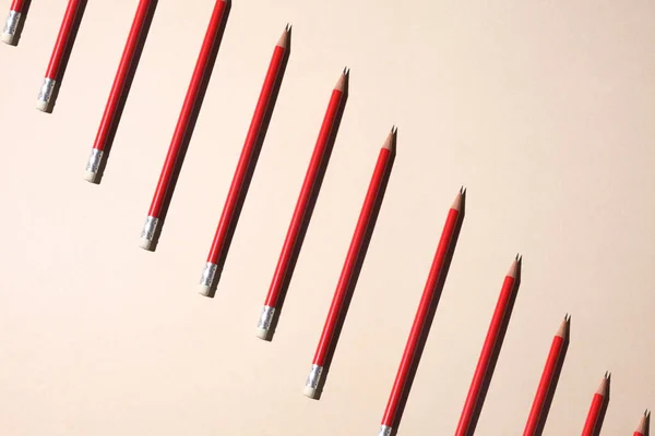 Rangée Crayons Rouges Sur Fond Papier Beige Avec Espace Copie — Photo