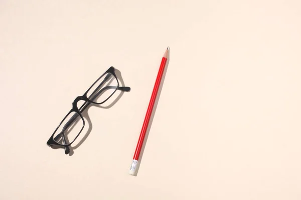 Leseglas Und Bleistift Auf Beigem Papier Mit Kopierraum Für Ihren — Stockfoto