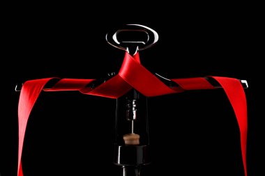 Şişe açacağı, şarap şişesi ve balkon arka planda izole edilmiş kırmızı bir kurdele.