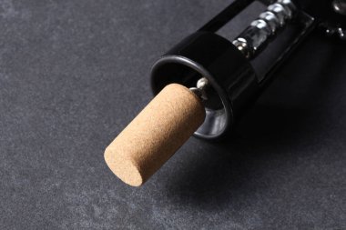 Metnin için kopyalama alanı olan tahta üzerindeki şişe açacağını kapat