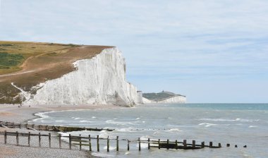 Beyaz tebeşir kayalıklarla Haven kaş ve plaja Cuckmere Haven'da East Sussex, İngiltere'de, yedi kızkardeşler