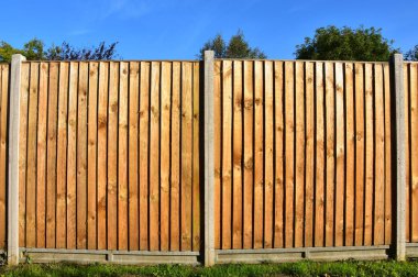 Klasik ahşap featheredge bahçe çit beton desteği ile iki panel mesajları