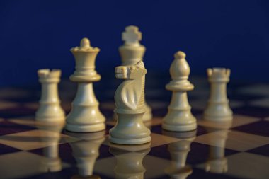 Beyaz şövalye nöbet ile diğer taşların üzerinden düzenlenen Satranç taşları