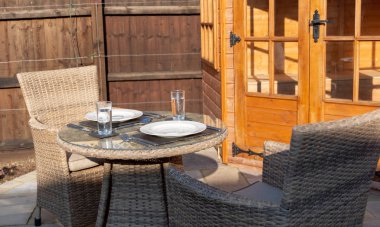 Bir tablo çatal bıçak takımı, paspaslar, Kaplamalar ve açık havada yemek için içecekler ile ayarlanır