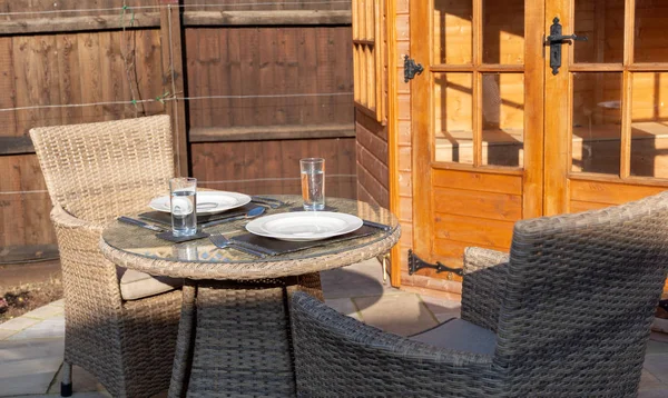 Bir tablo çatal bıçak takımı, paspaslar, Kaplamalar ve açık havada yemek için içecekler ile ayarlanır