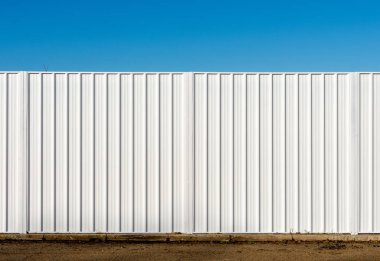 Beyaz metal çitin iki panel