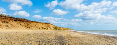 Suffolk İngiltere'de kumtaşı kayalıkları ile Covehithe Beach