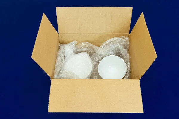 Itens Frágeis Quebráveis Embrulhados Embalagens Protetoras Colocados Uma Caixa Pronta — Fotografia de Stock