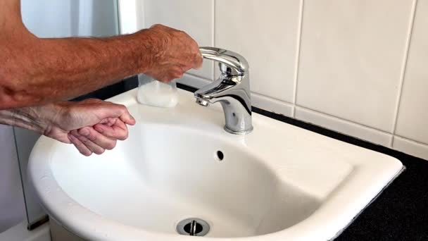 Мужчина моет руки мыльной водой, чтобы предотвратить инфекцию — стоковое видео