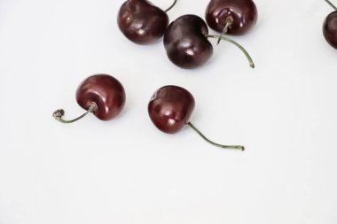 Beyaz arkaplanda kırmızı kiraz