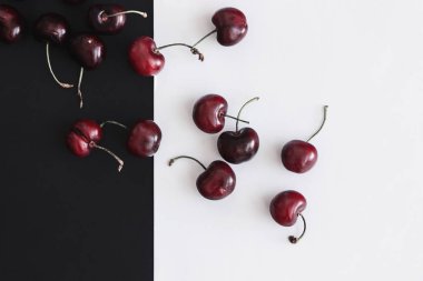 siyah ve beyaz zemin üzerine kırmızı kiraz