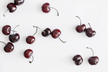 Beyaz arkaplanda kırmızı kiraz