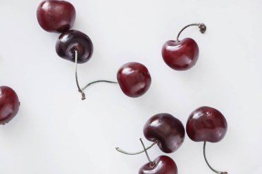 Beyaz arkaplanda kırmızı kiraz