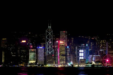 Hong Kong-20 Ocak 2019: Hong Kong 'da Victoria Harbour 'da gece görünümü 