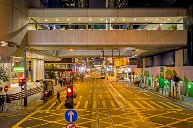 Hong Kong-20 Ocak 2019: Hong Kong meşgul sokak gece görünümü