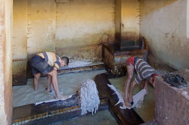 Fès, Fas-24 Ekim 2017: Fes Morocco 'da Chouara Tannery 'de çalışan Insanlar