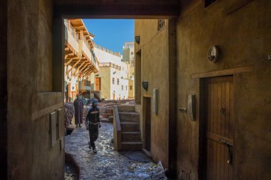 Fès, Fas-24 Ekim 2017: Fes Morocco 'da Chouara Tannery 'de çalışan Insanlar