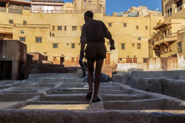 Fès, Fas-24 Ekim 2017: Fes Morocco 'da Chouara Tannery 'de çalışan Insanlar