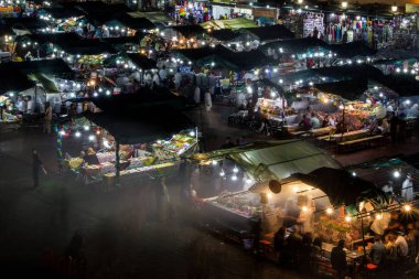 Marakeş, Fas-20 Ekim 2017: Marakeş Jemaa el Fna gece görünümü