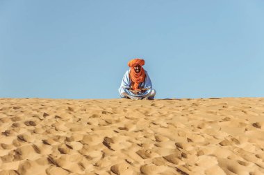 Merzouga, Fas-10/23/2017: Sahara çöl geleneksel giysiler ile bir Fas adam