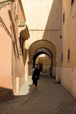 Marakeş, Fas-19 Ekim 2017: Marakeş 'te eski Medine 'de yürüyen Insanlar.