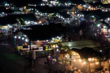 Marakeş, Fas-20 Ekim 2017: Marakeş Jemaa el Fna gece görünümü
