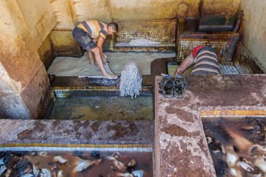 Fès, Fas-24 Ekim 2017: Fes Morocco 'da Chouara Tannery 'de çalışan Insanlar