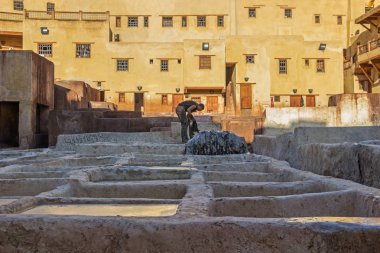 Fès, Fas-24 Ekim 2017: Fes Morocco 'da Chouara Tannery 'de çalışan Insanlar