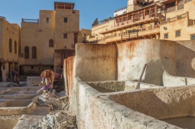 Fès, Fas-24 Ekim 2017: Fes Morocco 'da Chouara Tannery 'de çalışan Insanlar