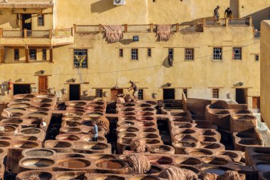 Fès, Fas-24 Ekim 2017: Fes Morocco 'da Chouara Tannery 'de çalışan Insanlar
