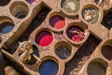Fès, Fas-24 Ekim 2017: Fes Morocco 'da Chouara Tannery 'de çalışan Insanlar