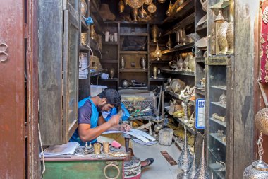 Fès, Fas-24 Ekim 2017: Metalwork craftman Fez atölyesinde lamba yapma