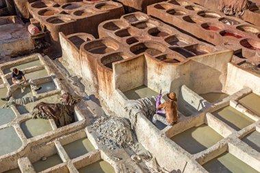 Fès, Fas-24 Ekim 2017: Fes Morocco 'da Chouara Tannery 'de çalışan Insanlar