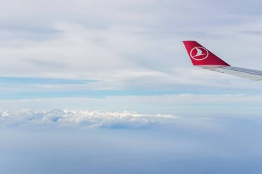 Istanbul, Türkiye-04 Ekim 2018: mavi gökyüzünde Türk uçak kanadı