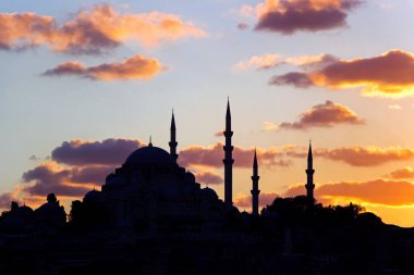 İstanbul'da gün batımında gökyüzünde cami konturu