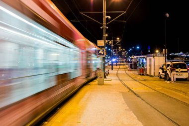 İstanbul, Türkiye - 07 Ekim 2018: İstanbul'da gece trafik manzarası 