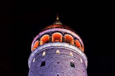 İstanbul'daki Galata Kulesi'nin gece manzarası