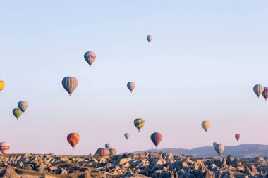 Kapadokya, Türkiye - 08 Ekim 2018: Göreme Kapadokya'da mavi gökyüzünde sıcak hava balonları