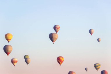 Kapadokya, Türkiye - 08 Ekim 2018: Göreme Kapadokya'da mavi gökyüzünde sıcak hava balonları