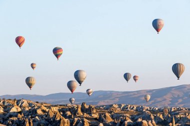 Kapadokya, Türkiye - 08 Ekim 2018: Göreme Kapadokya'da mavi gökyüzünde sıcak hava balonları