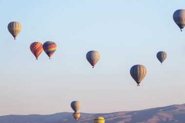 Kapadokya, Türkiye - 08 Ekim 2018: Göreme Kapadokya'da mavi gökyüzünde sıcak hava balonları