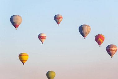 Kapadokya, Türkiye - 08 Ekim 2018: Göreme Kapadokya'da mavi gökyüzünde sıcak hava balonları