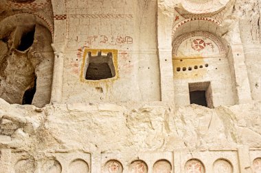 kapadokya taş duvarda din boyama