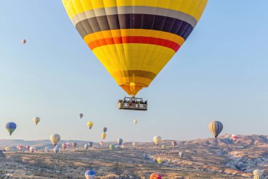 Göreme Kapadokya'da gökyüzünde sıcak hava balonu