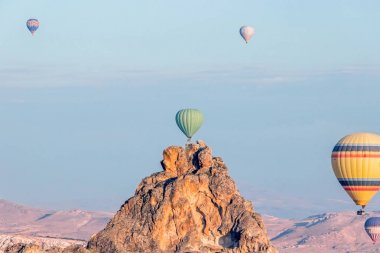 Göreme Kapadokya'da gökyüzünde sıcak hava balonu