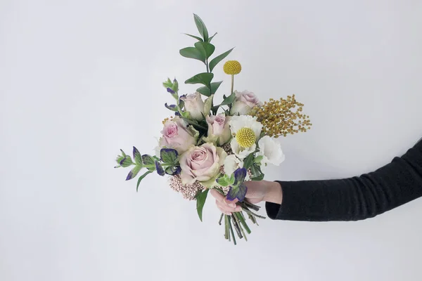 Tenant Bouquet Fleurs Main — Photo