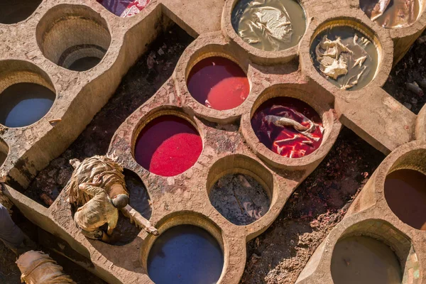 Fès, Fas-24 Ekim 2017: Fes Morocco 'da Chouara Tannery 'de çalışan Insanlar