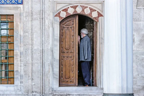 Istanbul Türkei Oktober 2018 Muezzin Ruft Zum Gebet Moschee Istanbul — Stockfoto