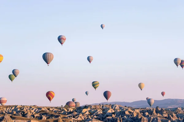 Capadocia Turquía Octubre 2018 Globos Aerostáticos Cielo Azul Goreme Capadocia — Foto de Stock