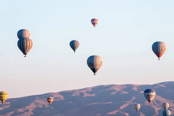 Capadocia Turquía Octubre 2018 Globos Aerostáticos Cielo Azul Goreme Capadocia — Foto de Stock